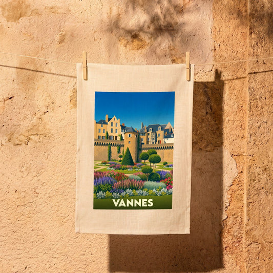 Torchon souvenir de la ville de Vannes orné d'une illustration colorée de ses remparts et de ses jardins.