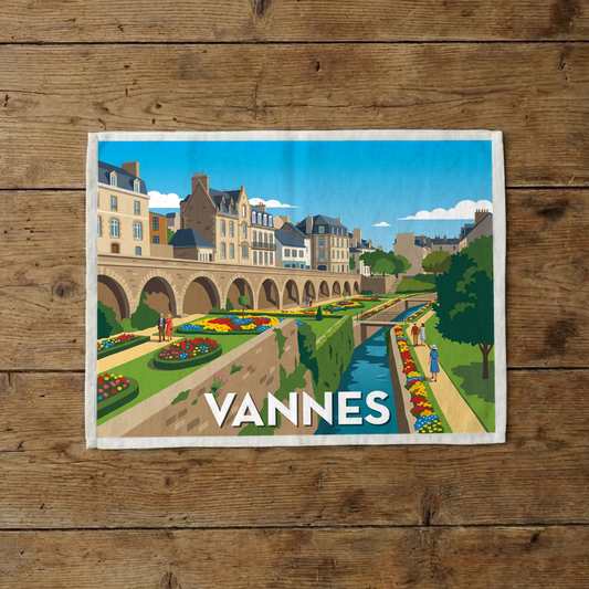 Torchon souvenir de la ville de Vannes illustrant ses remparts et jardins fleuris.