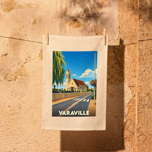 Torchon souvenir de la ville de Varaville avec une illustration stylisée de son église et d'une rue ensoleillée.