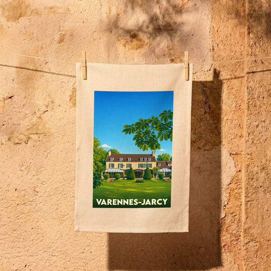 Torchon souvenir de la ville de Varennes-Jarcy illustré par une demeure de caractère dans un parc verdoyant.