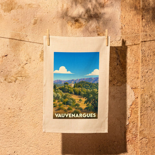 Torchon souvenir de la ville de Vauvenargues illustré d'un paysage provençal stylisé.