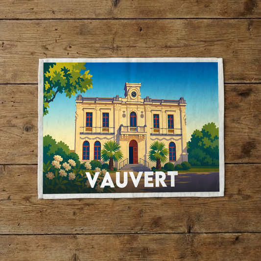 Torchon souvenir de la ville de Vauvert avec une illustration stylisée de sa mairie.