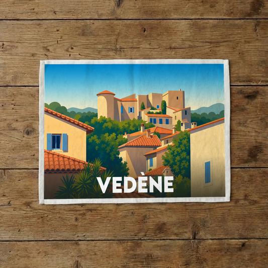 Torchon souvenir de la ville de Vedène avec une illustration stylisée de ses maisons provençales.