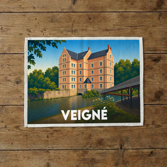 Torchon souvenir de la ville de Veigné illustrant un moulin stylisé au bord de l'eau.