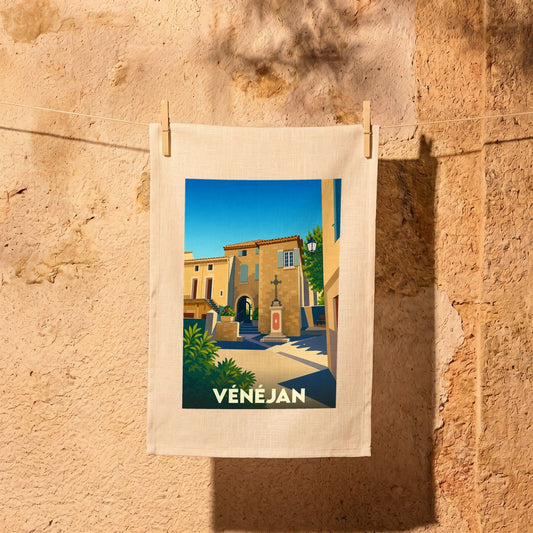 Torchon souvenir de la ville de Vénéjan orné d'une illustration stylisée de son architecture provençale.
