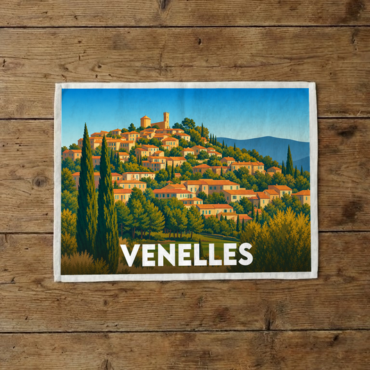 Torchon souvenir de la ville de Venelles avec une illustration stylisée d'un village perché de Provence.