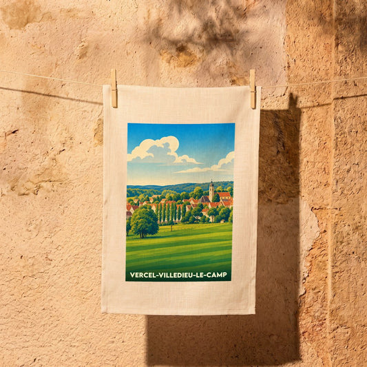 Torchon souvenir de la ville de Vercel-Villedieu-le-Camp avec une illustration stylisée de son paysage.