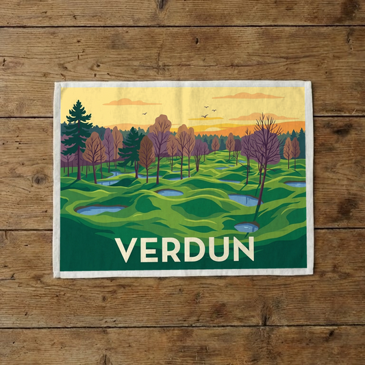 Torchon souvenir de la ville de Verdun avec une illustration stylisée de ses paysages.