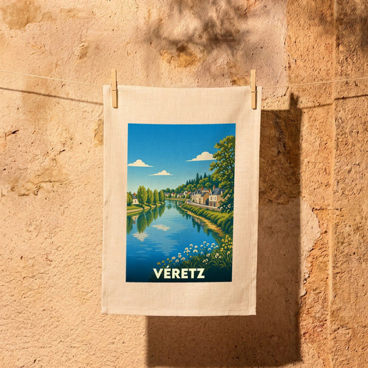 Torchon souvenir de la ville de Véretz illustré d'un paysage fluvial stylisé et coloré.