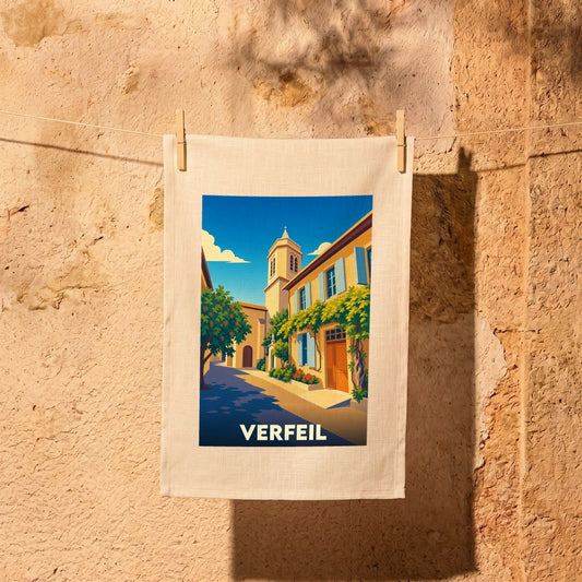Torchon souvenir de la ville de Verfeil avec une illustration stylisée d'une rue ensoleillée.