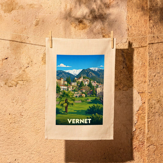 Torchon souvenir de la ville de Vernet avec une illustration stylisée de ses paysages montagneux.