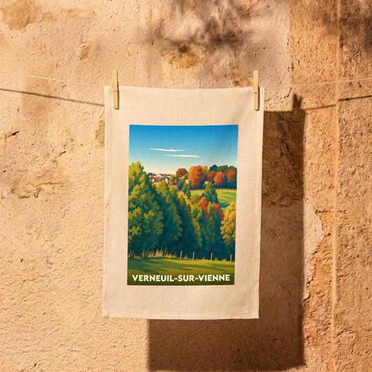 Torchon souvenir de la ville de Verneuil-sur-Vienne avec une illustration de paysage automnal stylisée.
