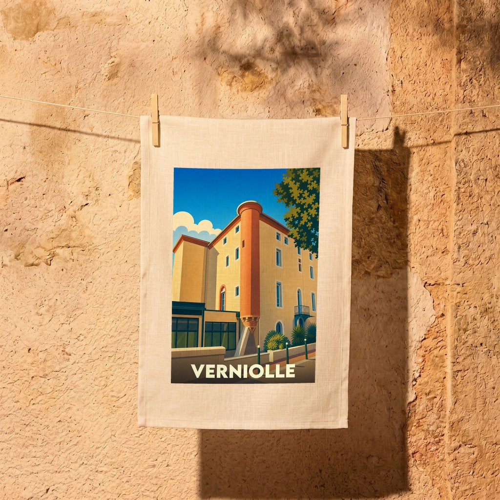 Torchon souvenir de la ville de Verniolle illustré d'une vue stylisée de son architecture locale.