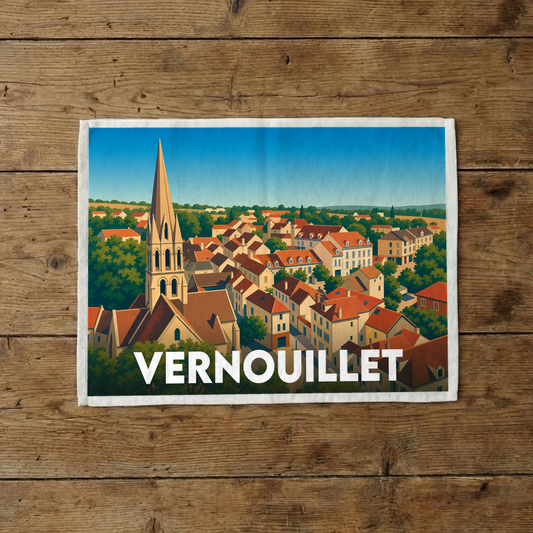Torchon souvenir de la ville de Vernouillet avec une illustration stylisée de son église et de ses toits.