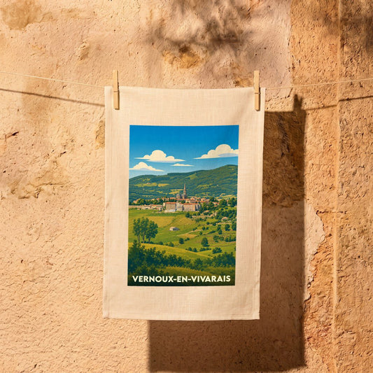 Torchon souvenir de la ville de Vernoux-en-Vivarais avec une illustration stylisée de son paysage vallonné.