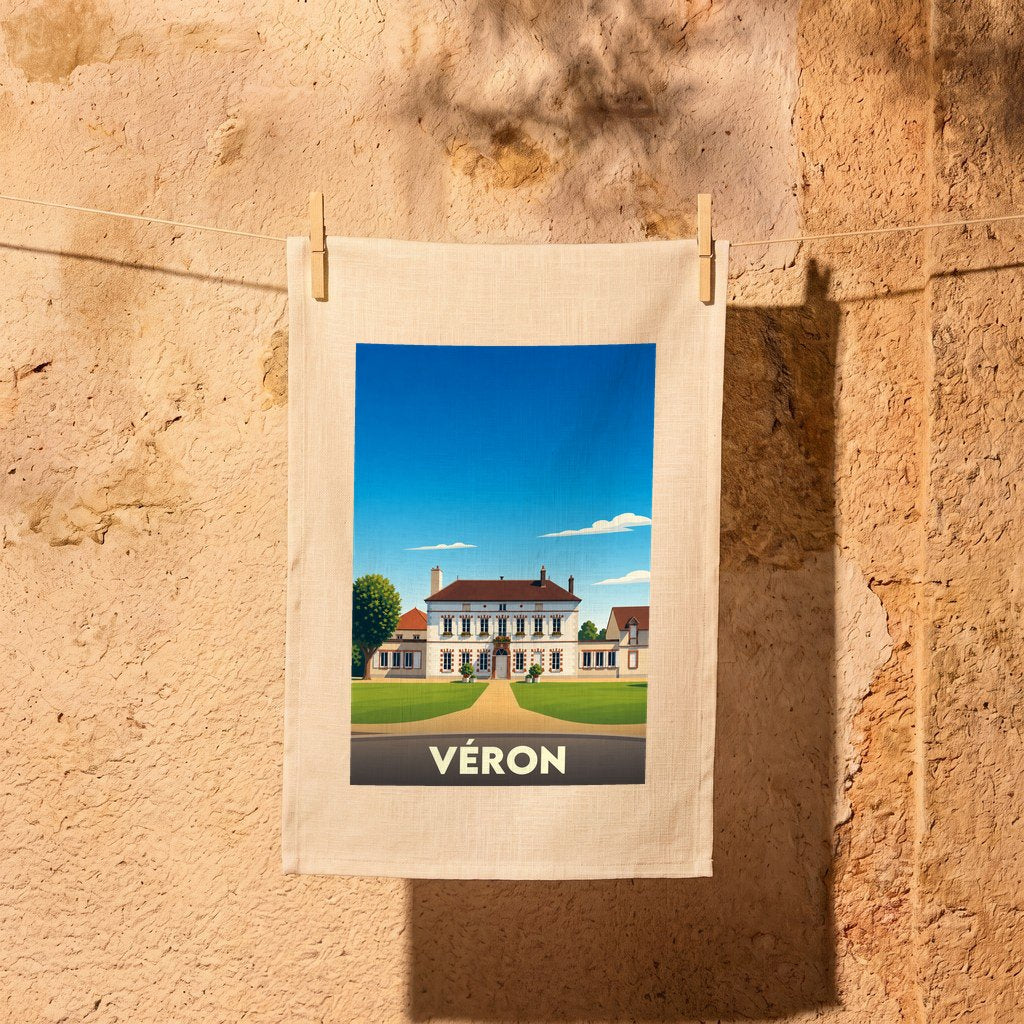 Torchon souvenir de la ville de Véron illustrant une grande demeure bourgeoise avec style.