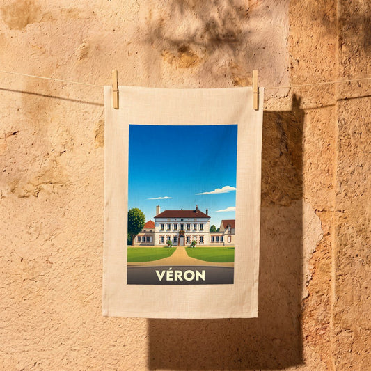 Torchon souvenir de la ville de Véron illustrant une grande demeure bourgeoise avec style.