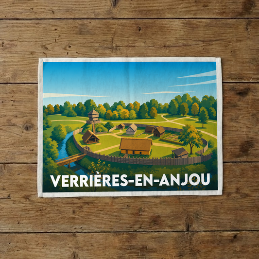 Torchon souvenir de la ville de Verrières-en-Anjou illustré d'un village médiéval fortifié.