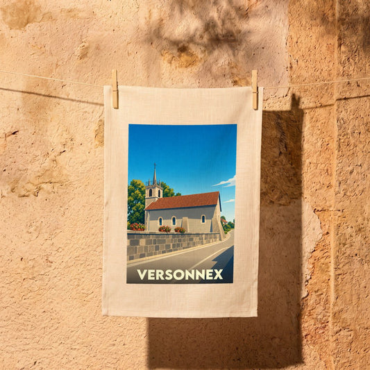 Torchon souvenir de la ville de Versonnex avec une illustration stylisée de son église.