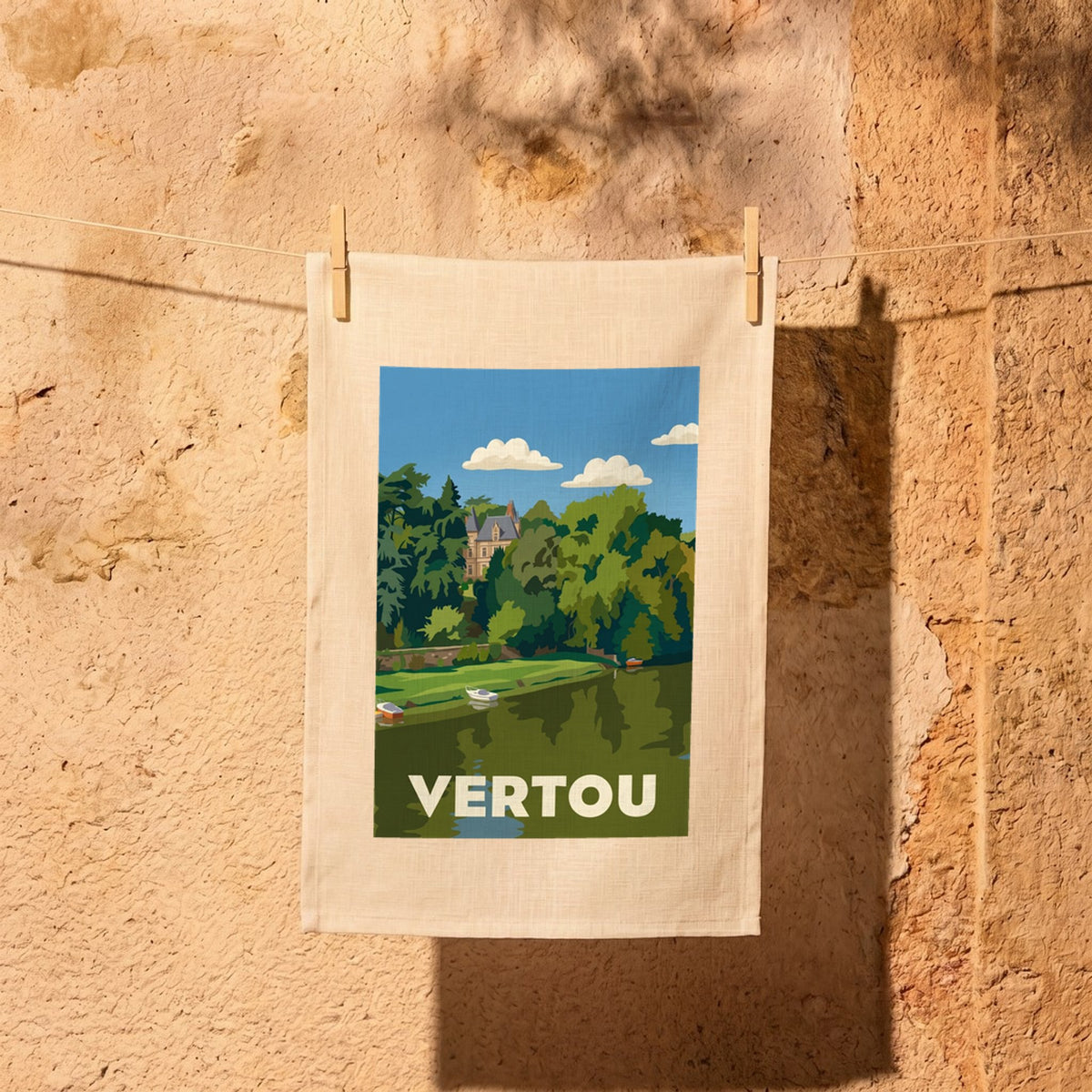 Torchon souvenir de la ville de Vertou avec une illustration stylisée d'un paysage de bord d'eau.