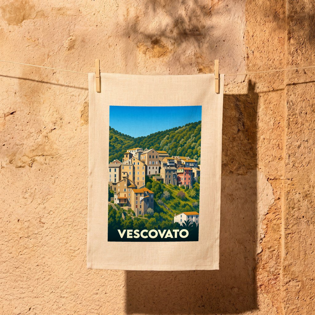 Torchon souvenir de la ville de Vescovato avec une illustration stylisée de ses maisons colorées à flanc de colline.