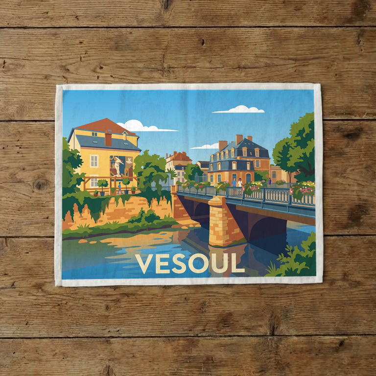 Torchon souvenir de la ville de Vesoul avec une illustration stylisée et colorée d'un pont fleuri au bord de l'eau.