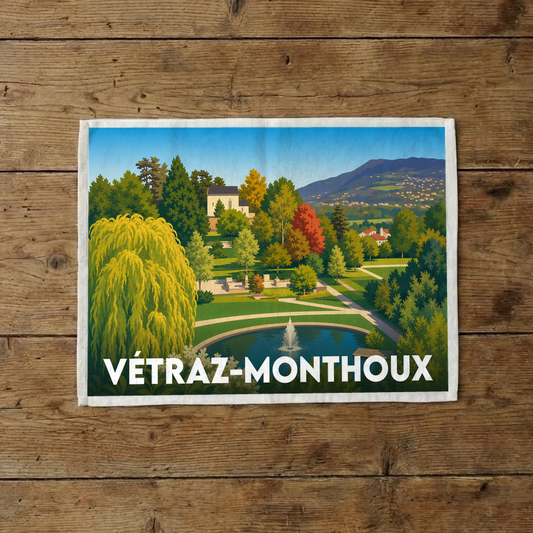 Torchon souvenir de la ville de Vétraz-Monthoux illustrant son parc arboré et sa fontaine dans un style rétro.