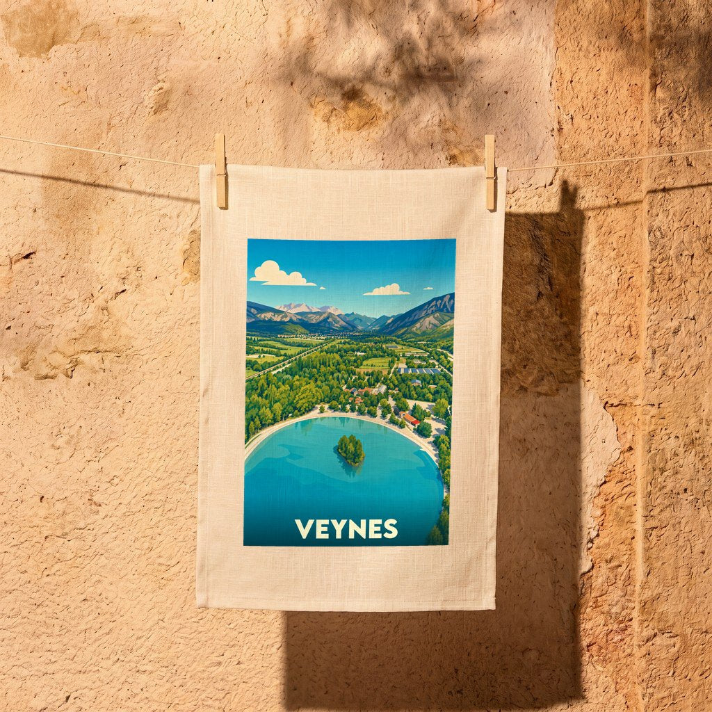 Torchon souvenir de la ville de Veynes avec une illustration stylisée d'un lac de montagne.