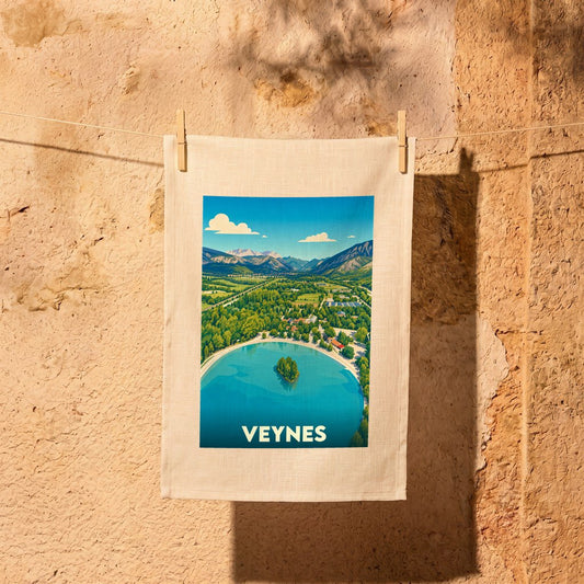 Torchon souvenir de la ville de Veynes avec une illustration stylisée d'un lac de montagne.