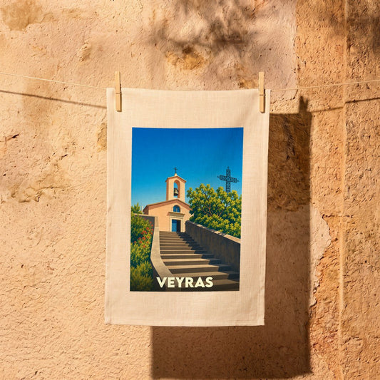 Torchon souvenir de la ville de Veyras illustré d'une église perchée au sommet d'un escalier.