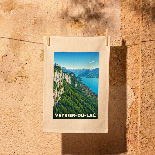 Torchon souvenir de la ville de Veyrier-du-Lac avec une illustration stylisée d'un paysage montagneux bordant le lac d'Annecy.