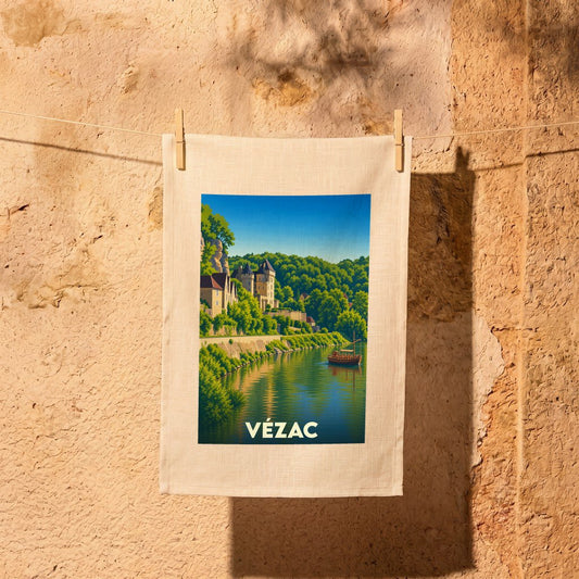 Torchon souvenir de la ville de Vézac avec une illustration stylisée d'un château au bord de la rivière Dordogne.