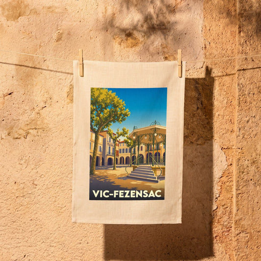 Torchon souvenir de la ville de Vic-Fezensac orné d'une illustration stylisée de sa place principale.
