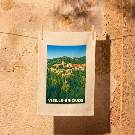Torchon souvenir de la ville de Vieille-Brioude avec une illustration stylisée de son paysage vallonné.