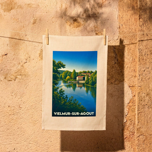 Torchon souvenir de la ville de Vielmur-sur-Agout avec une illustration stylisée d'un paysage fluvial.
