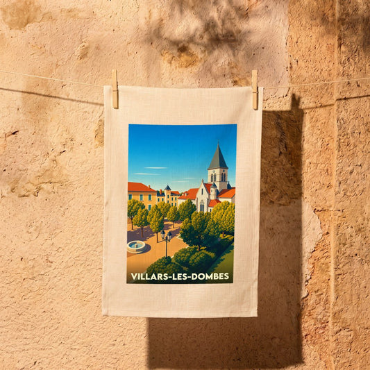 Torchon souvenir de la ville de Villars-les-Dombes avec une illustration stylisée d'une place arborée et de son église.