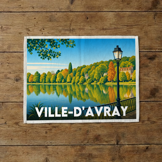 Torchon souvenir de la ville de Ville-d'Avray illustrant un étang bordé d'arbres aux couleurs automnales.