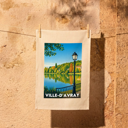 Torchon souvenir de la ville de Ville-d'Avray illustrant un étang bordé d'arbres aux couleurs automnales.