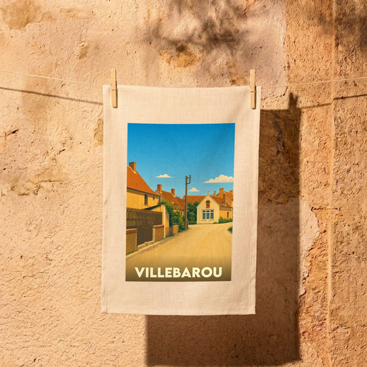 Torchon souvenir de la ville de Villebarou avec une illustration stylisée d'une rue ensoleillée.