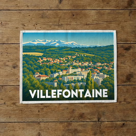 Torchon souvenir de la ville de Villefontaine avec une illustration stylisée de son paysage urbain et montagneux.