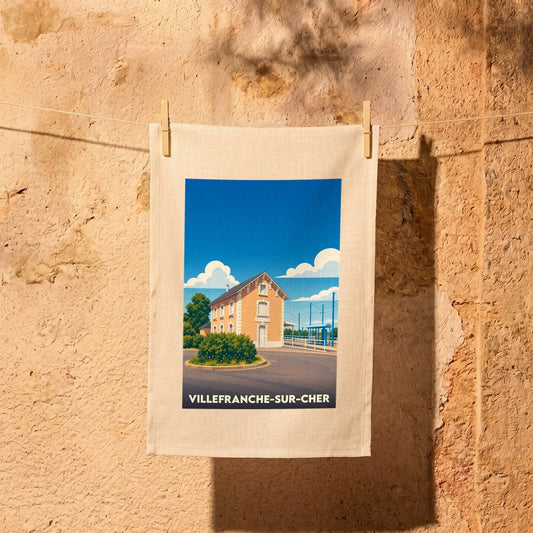 Torchon souvenir de la ville de Villefranche-sur-Cher orné d'une illustration stylisée de sa gare.