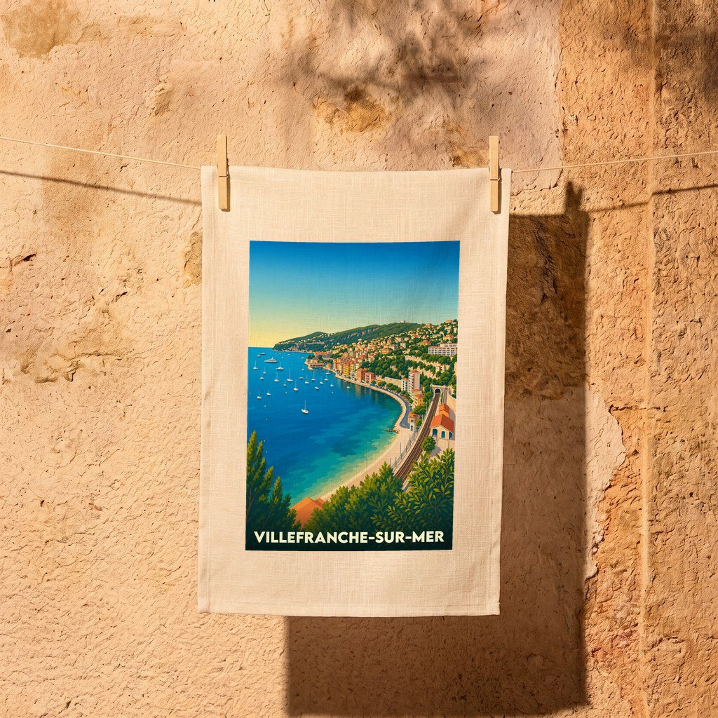 Torchon souvenir de la ville de Villefranche-sur-Mer avec une illustration stylisée de la baie.