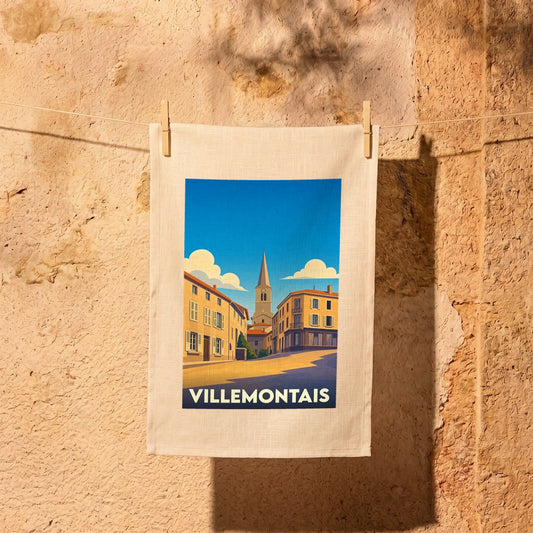 Torchon souvenir de la ville de Villemontais avec une illustration stylisée d'une place de village.