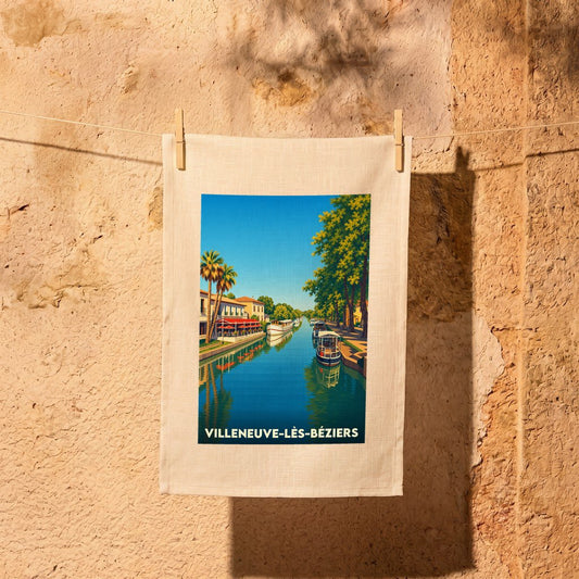 Torchon souvenir de la ville de Villeneuve-lès-Béziers illustré d'une scène de canal colorée et stylisée.