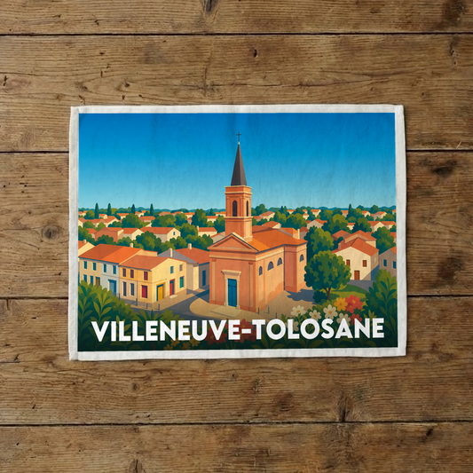 Torchon souvenir de la ville de Villeneuve-Tolosane avec une illustration colorée et stylisée représentant son église et ses maisons.