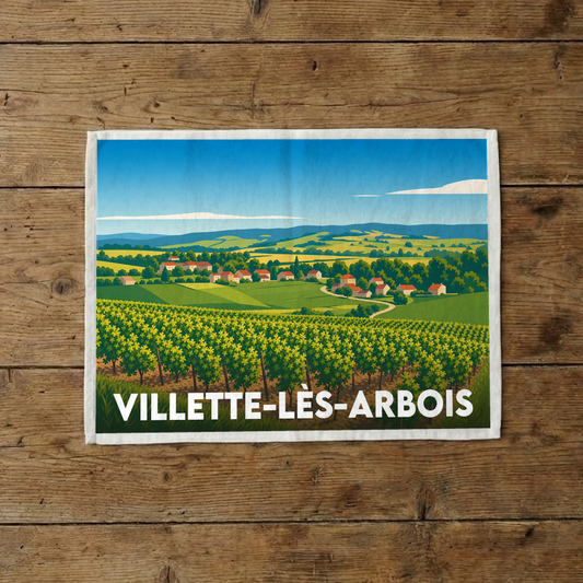 Torchon souvenir de Villette-lès-Arbois avec une illustration stylisée de paysages de vignobles.