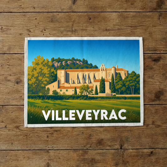 Torchon souvenir de la ville de Villeveyrac avec une illustration stylisée de ses paysages et de son patrimoine.