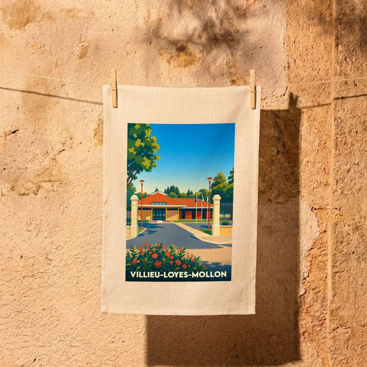 Torchon souvenir de la ville de Villieu-Loyes-Mollon avec une illustration stylisée de sa mairie.