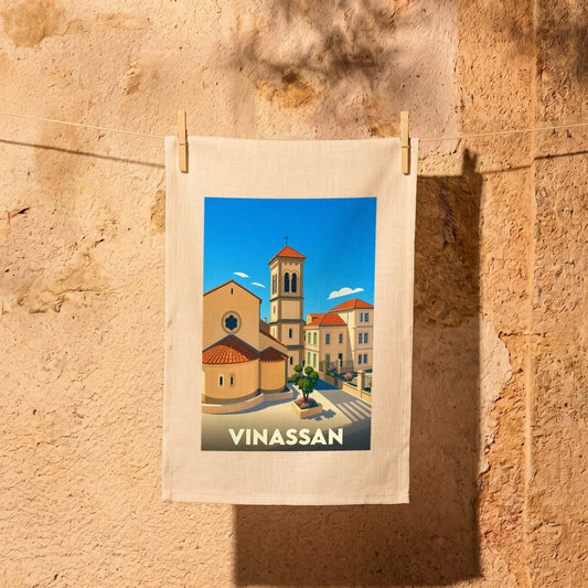 Torchon souvenir de la ville de Vinassan avec une illustration stylisée.