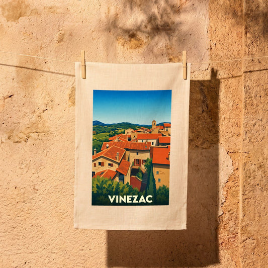 Torchon souvenir de la ville de Vinezac avec une illustration stylisée d'un village provençal.